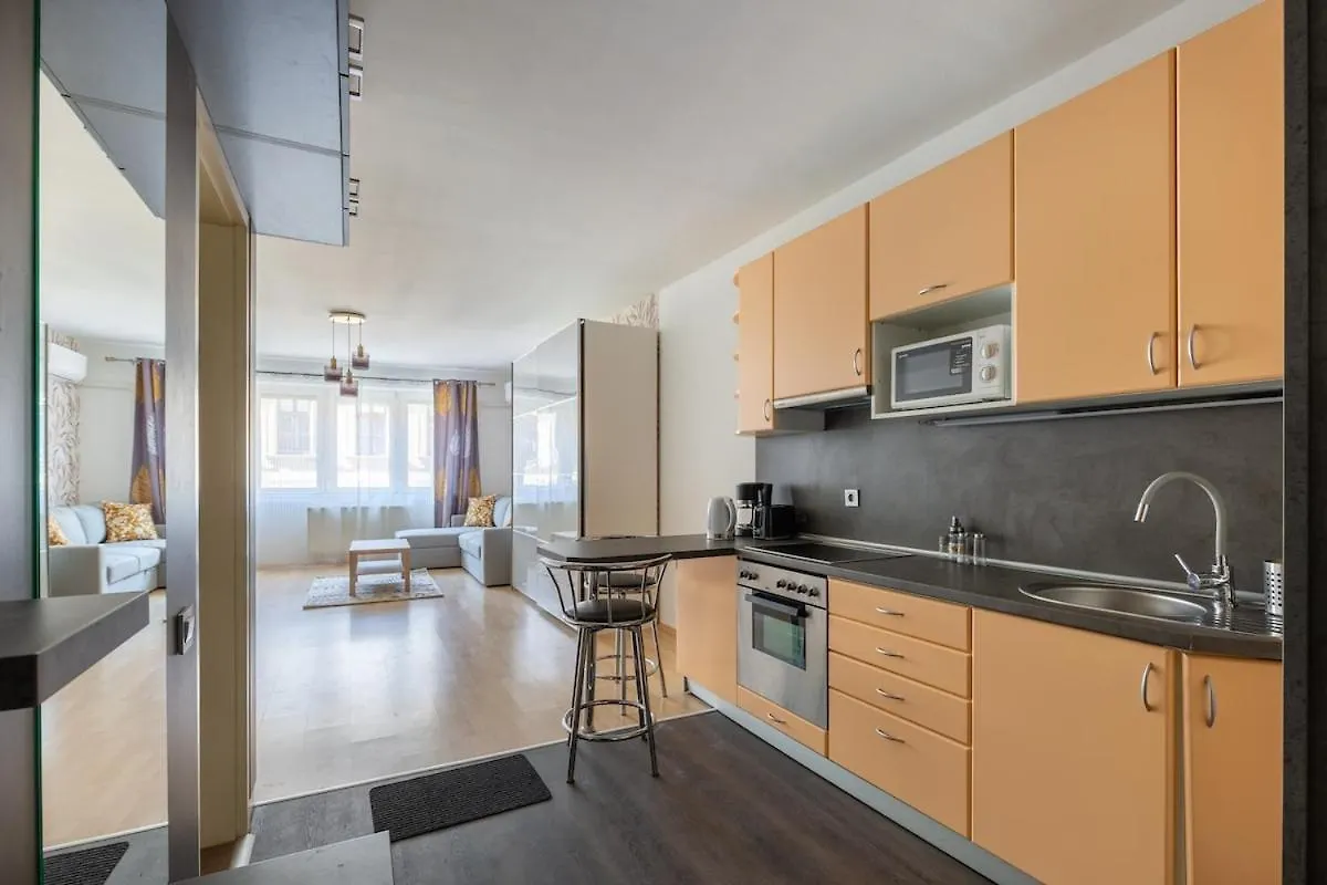 Fut26 Peaceful, Stylish Studio Behind Corvin Plaza Budapest Apartment